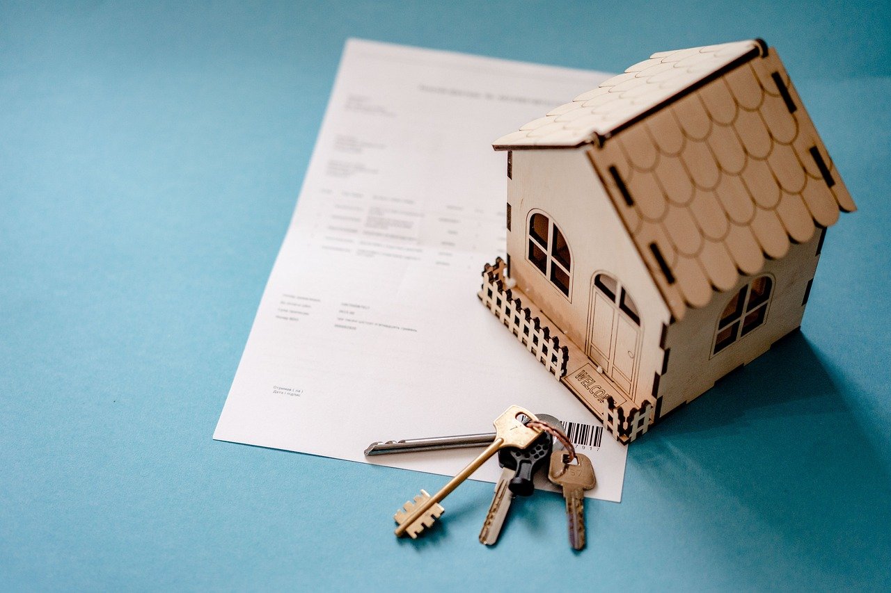 A credit report, calculator and house keys on a desk, representing FICO's 570 layoffs and the opening of mortgage credit scoring to VantageScore, October 2026